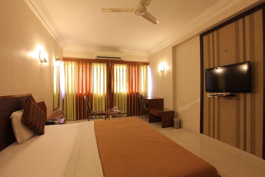 Hotel Prudent Vadodara Bagian luar foto