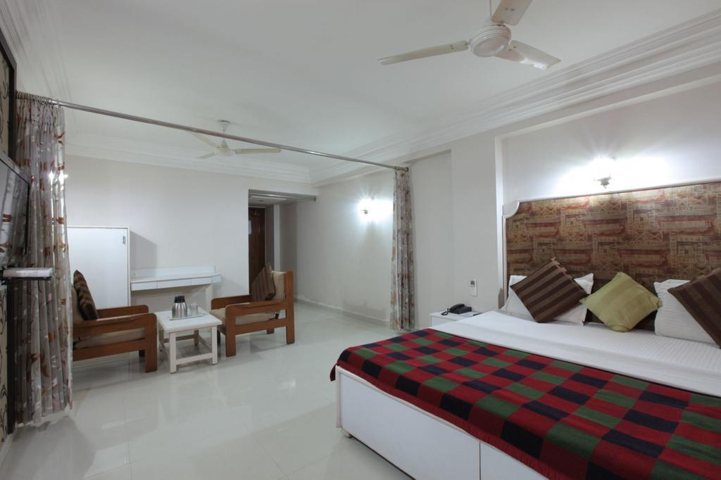 Hotel Prudent Vadodara Bagian luar foto