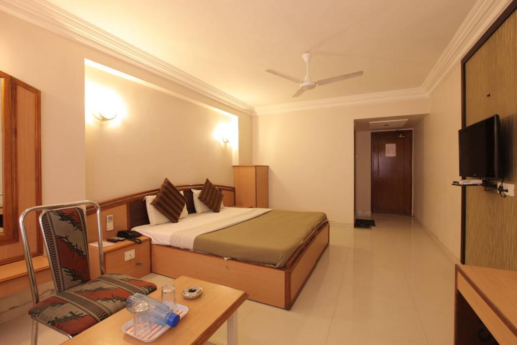 Hotel Prudent Vadodara Bagian luar foto