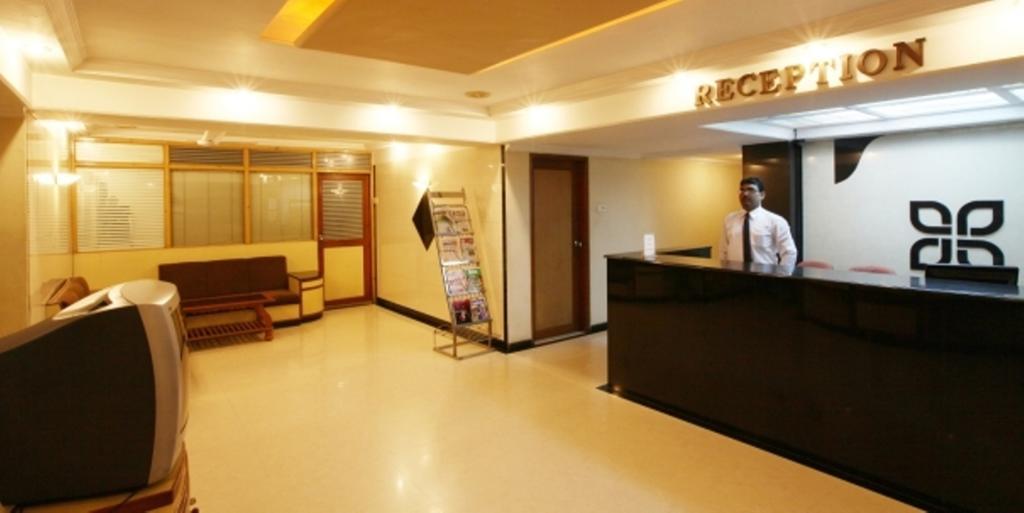 Hotel Prudent Vadodara Bagian luar foto