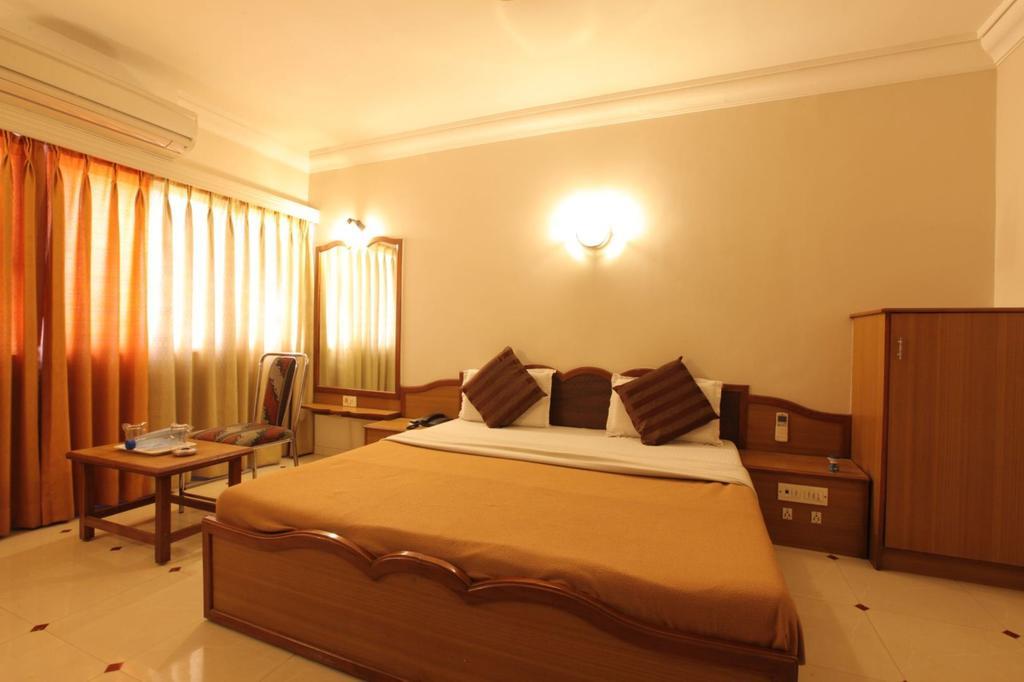 Hotel Prudent Vadodara Bagian luar foto