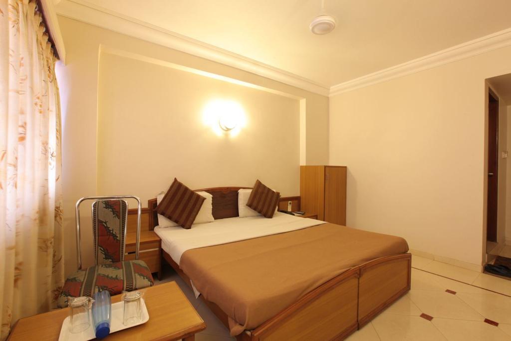 Hotel Prudent Vadodara Bagian luar foto