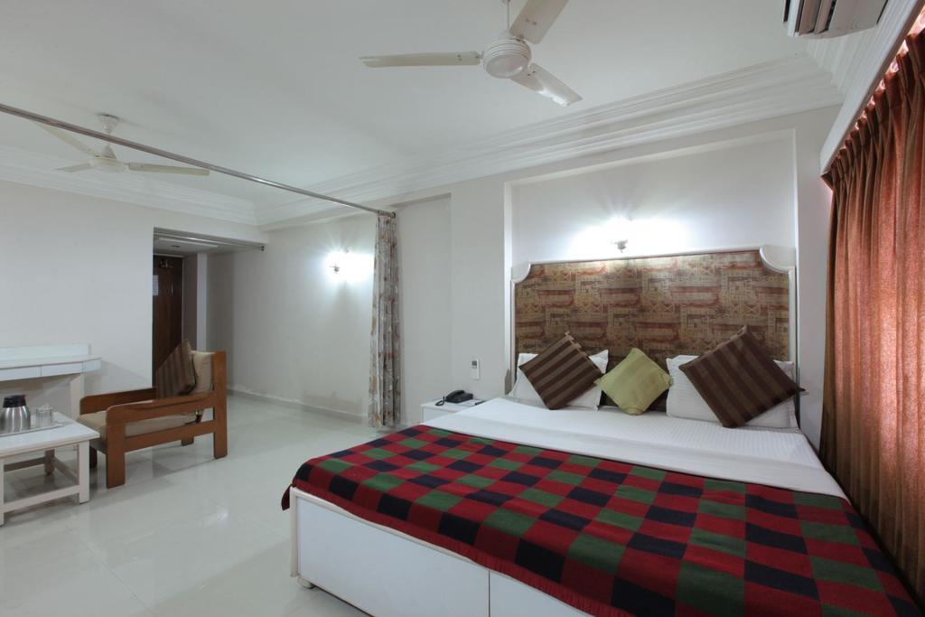 Hotel Prudent Vadodara Ruang foto