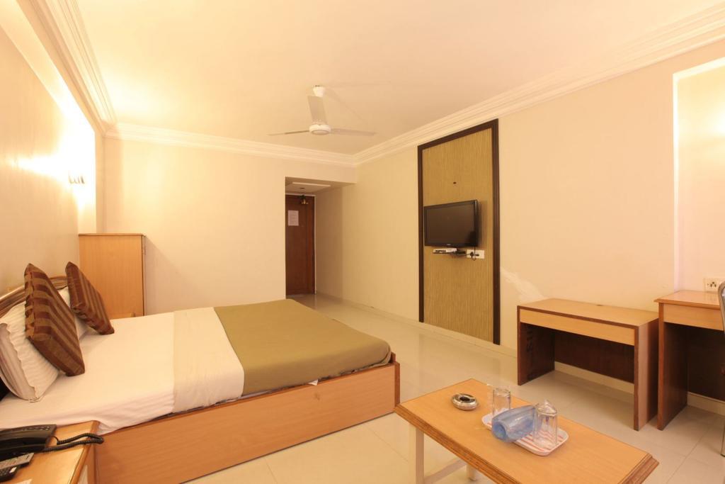 Hotel Prudent Vadodara Bagian luar foto