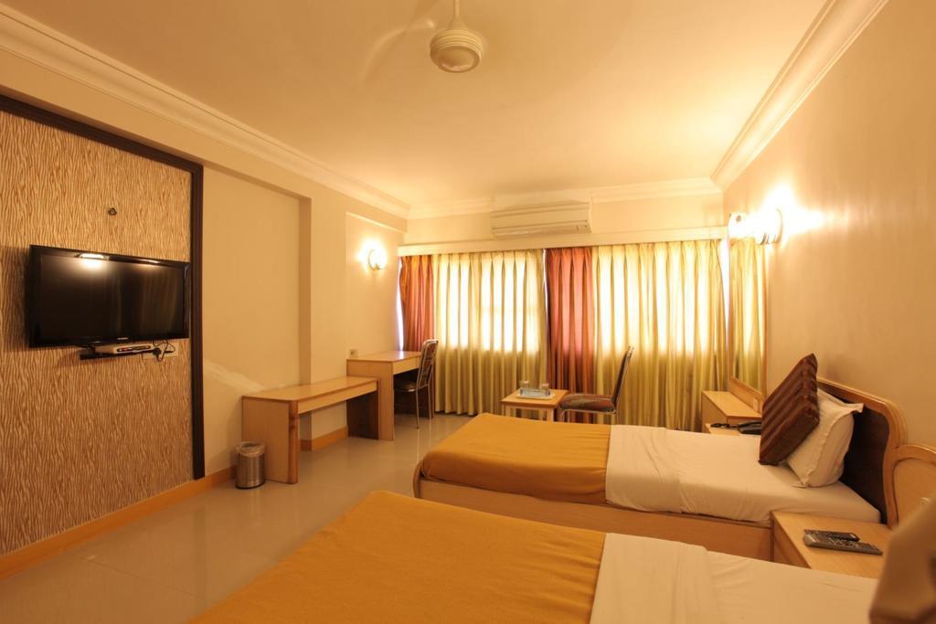 Hotel Prudent Vadodara Bagian luar foto