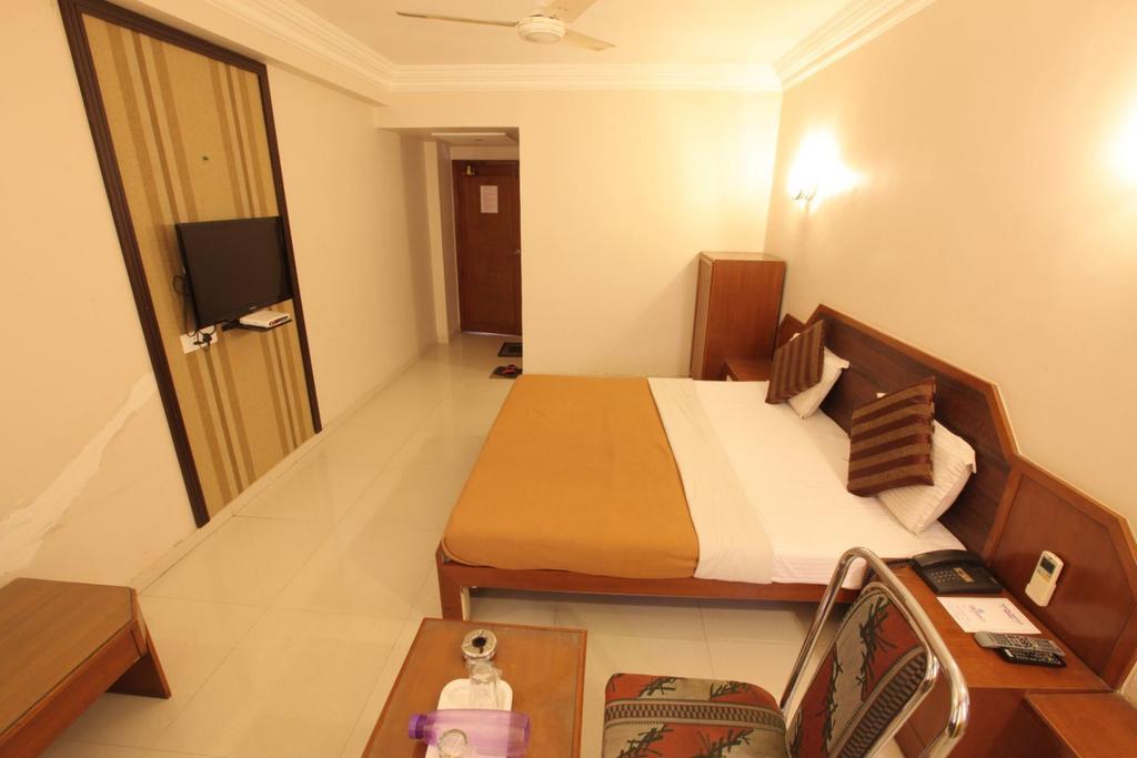 Hotel Prudent Vadodara Ruang foto