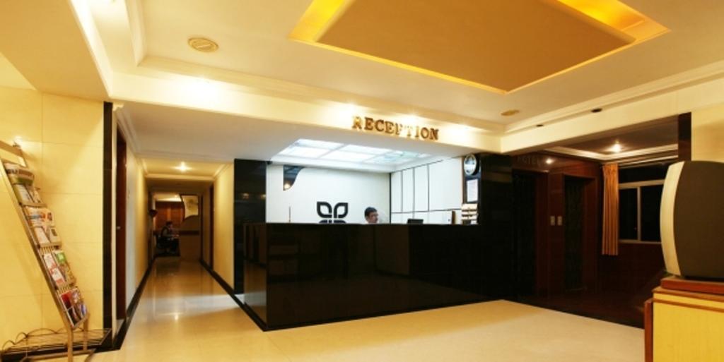 Hotel Prudent Vadodara Bagian luar foto