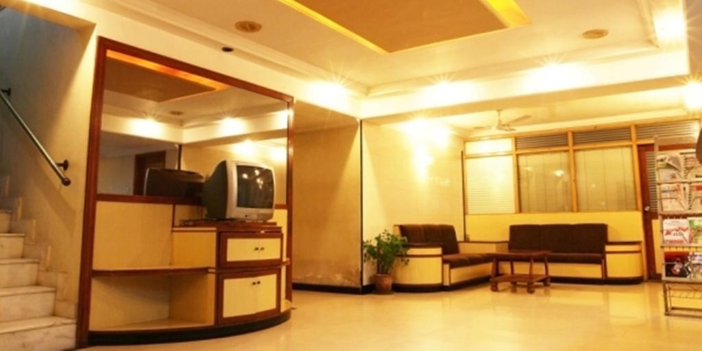 Hotel Prudent Vadodara Bagian luar foto