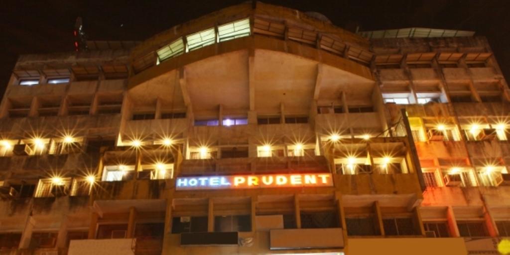 Hotel Prudent Vadodara Bagian luar foto
